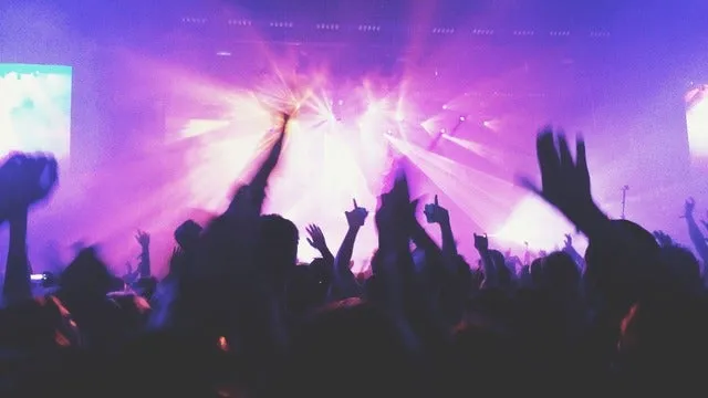 KASINO + GENOM NATTEN