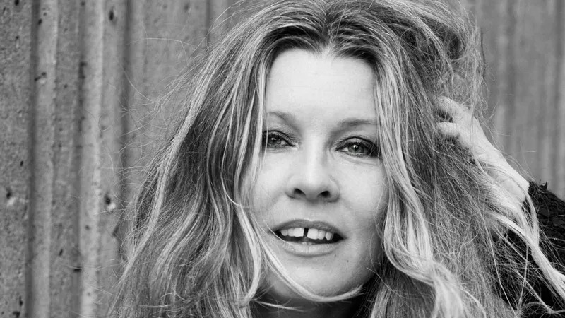 BACKYARD LIVE MUSIC - PERNILLA ANDERSSON