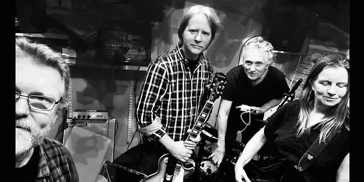 Hökis Visrum Presenterar Kommando Nötskrika