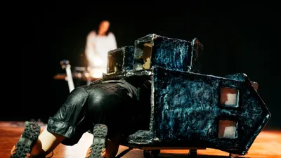 Netti Nüganen – Ash, horizon, riding a house