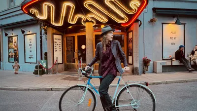 Kanske äntligen-musik och berättar föreställning