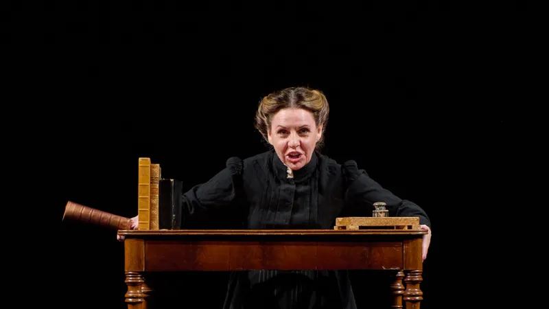 Nanny Palmqvist med Strindbergs intima teater