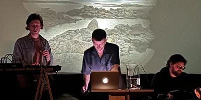 Trajectories - elektroniskt, svävande, experimentellt