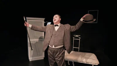 Två små vita bollar av celluloid  med blå ränder