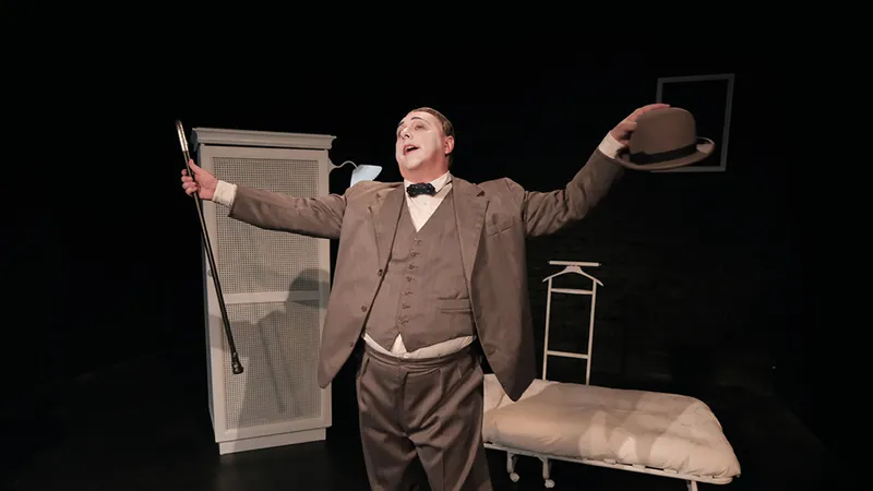 Två små vita bollar av celluloid med blå ränder